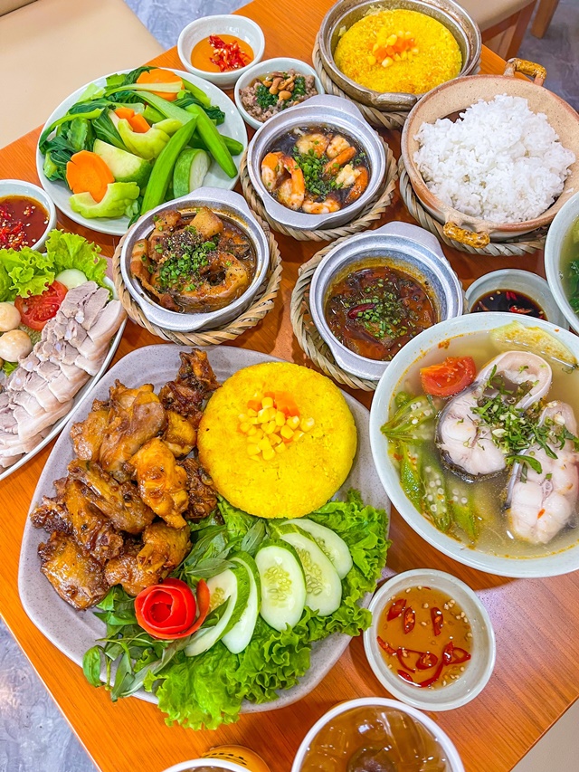 Bữa ăn ấm cúng tại cơm niêu quận 7 - Nguyễn Thị Thập