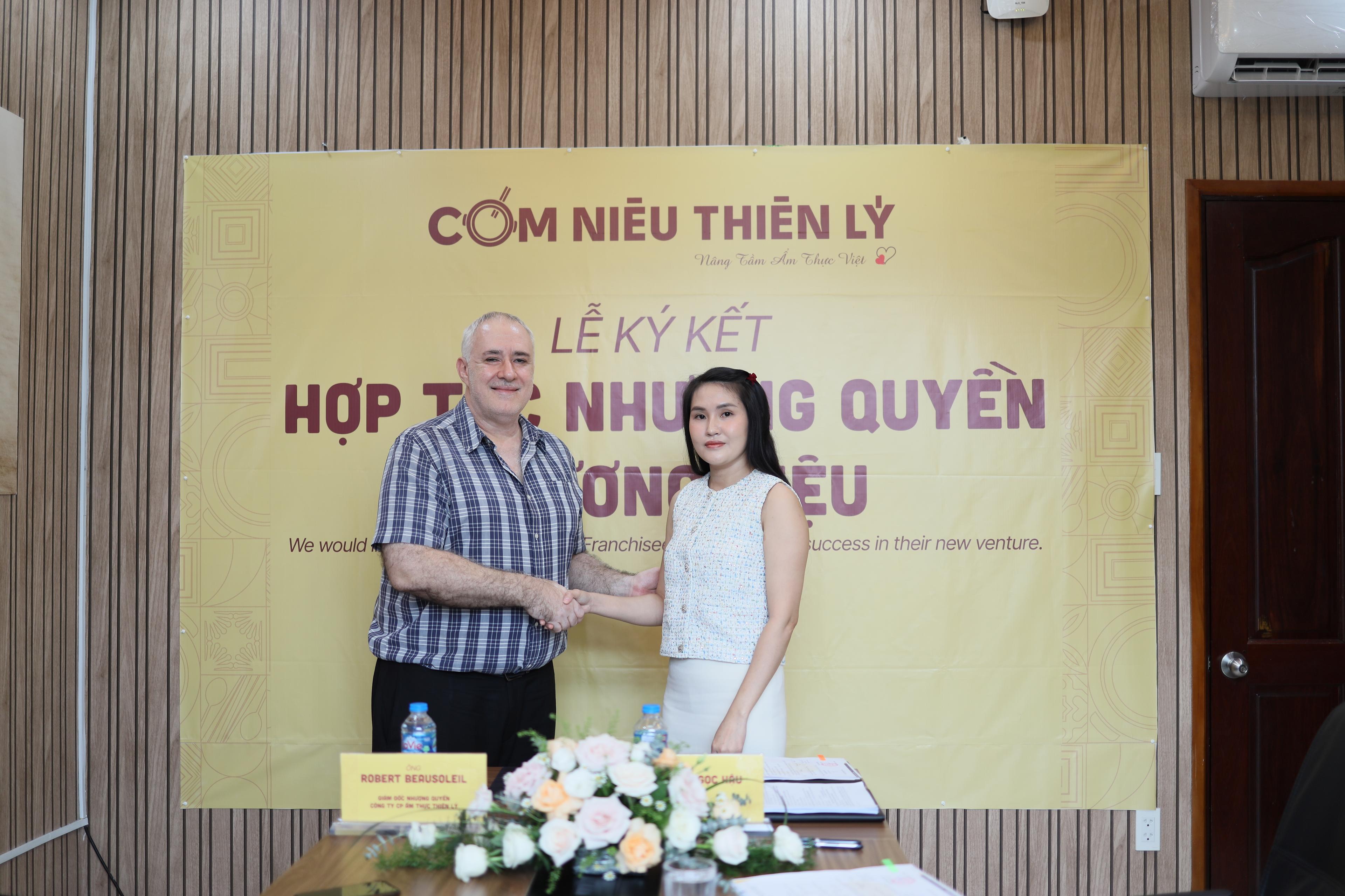 mo-hinh-nhuong-quyen-com-nieu-thien-ly